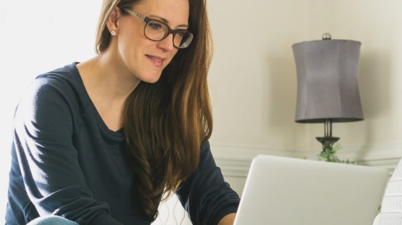 woman using laptop computer t20 OppW7O